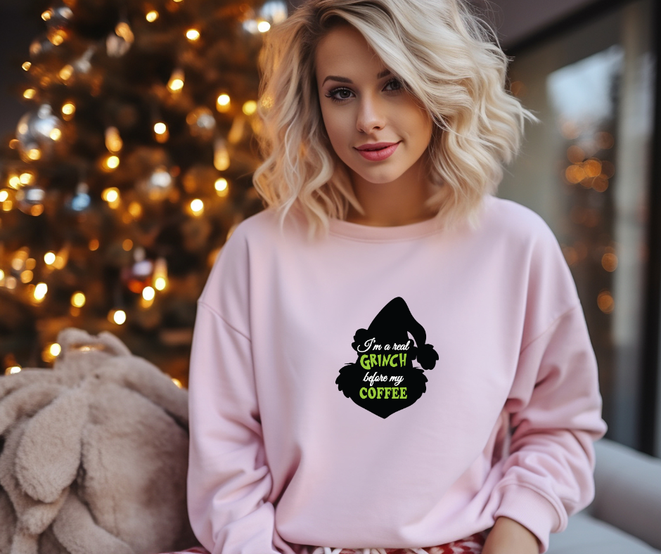 I am a real Grinch before my coffee | Feestelijke strijkopdrukken voor dames – Perfect voor Kerst en Oud & Nieuw | Personaliseer je outfit