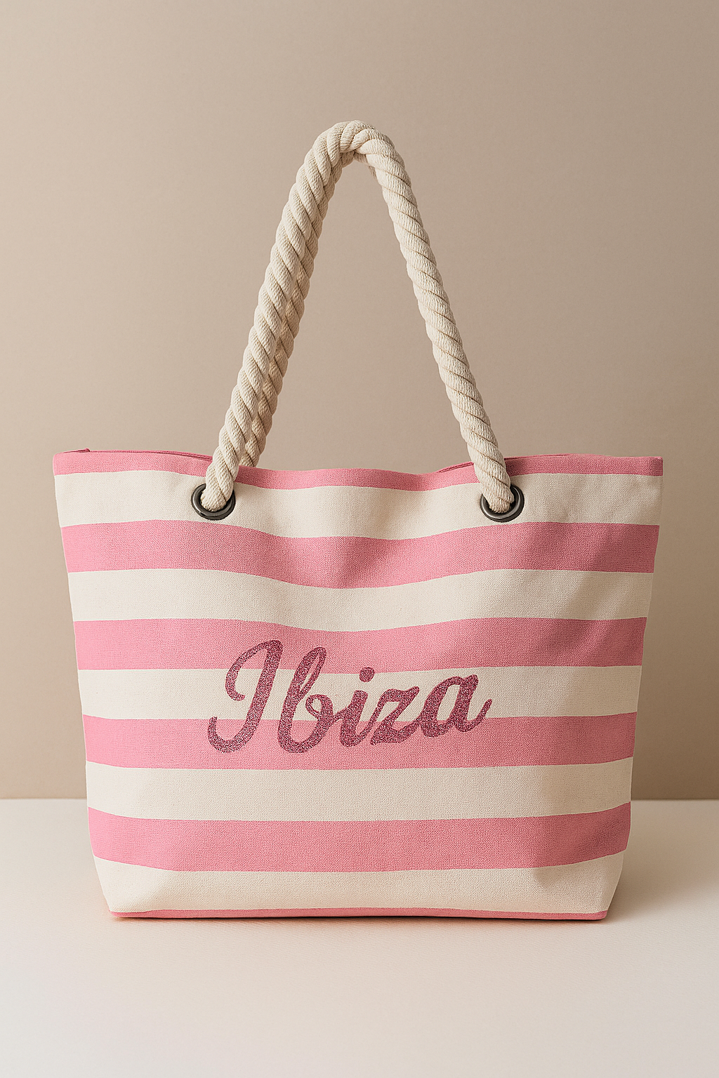 Strandtas met vakantiebestemming Saint Tropez – zomerse accessoire in gebruik
