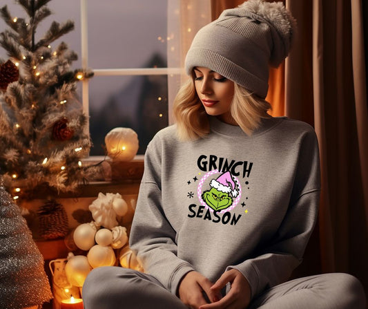 Grinch Season | Feestelijke strijkopdrukken voor dames – Perfect voor Kerst en Oud & Nieuw | Personaliseer je outfit