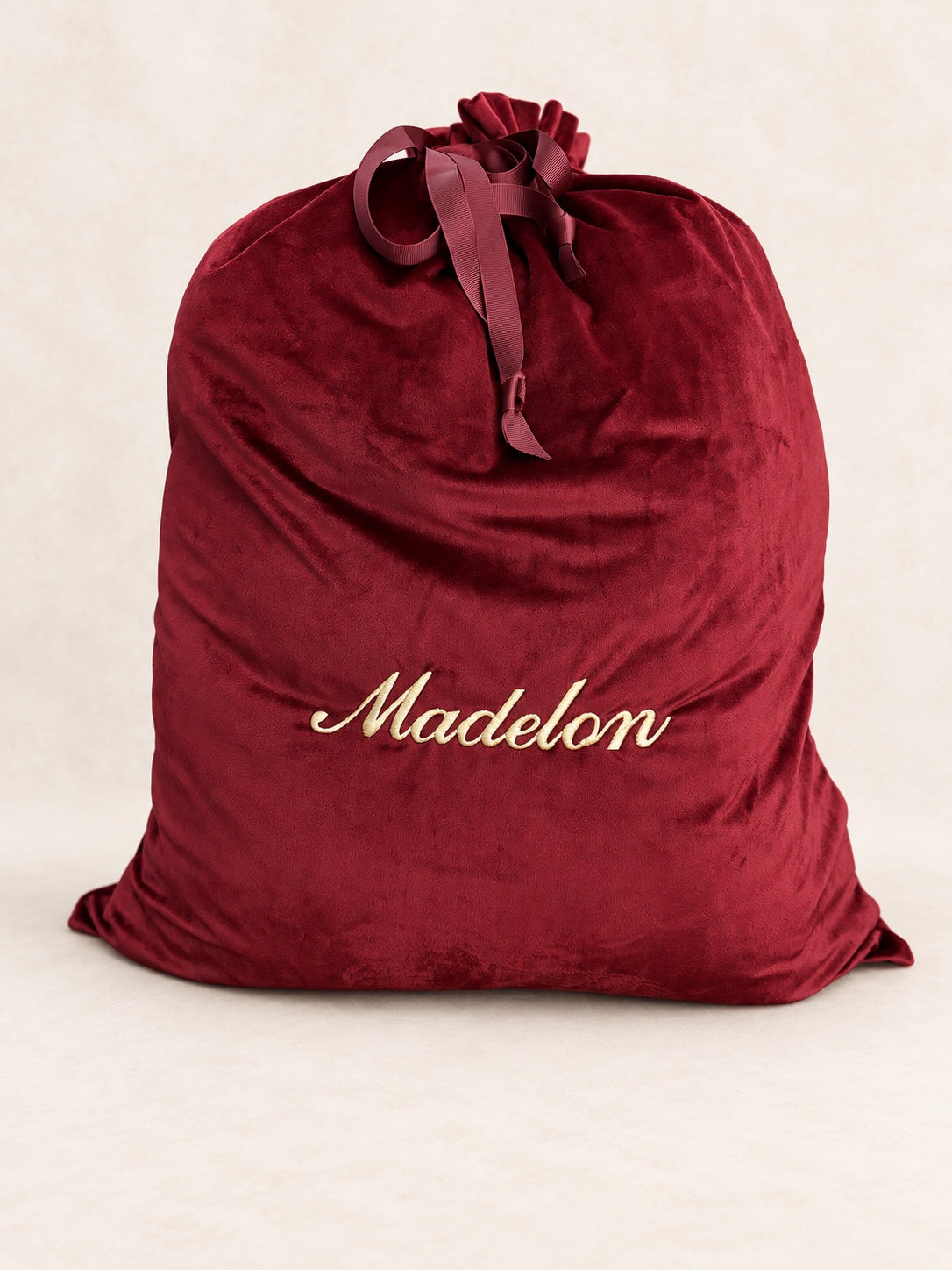 Bordeauxrode velvet cadeauzak met geborduurde naam Madelon