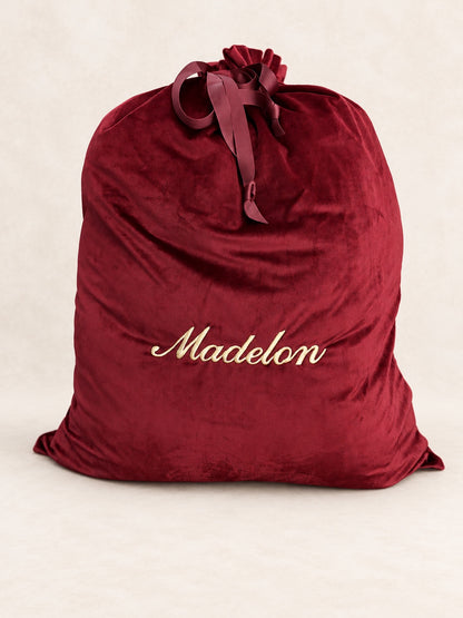 Bordeauxrode velvet cadeauzak met geborduurde naam Madelon