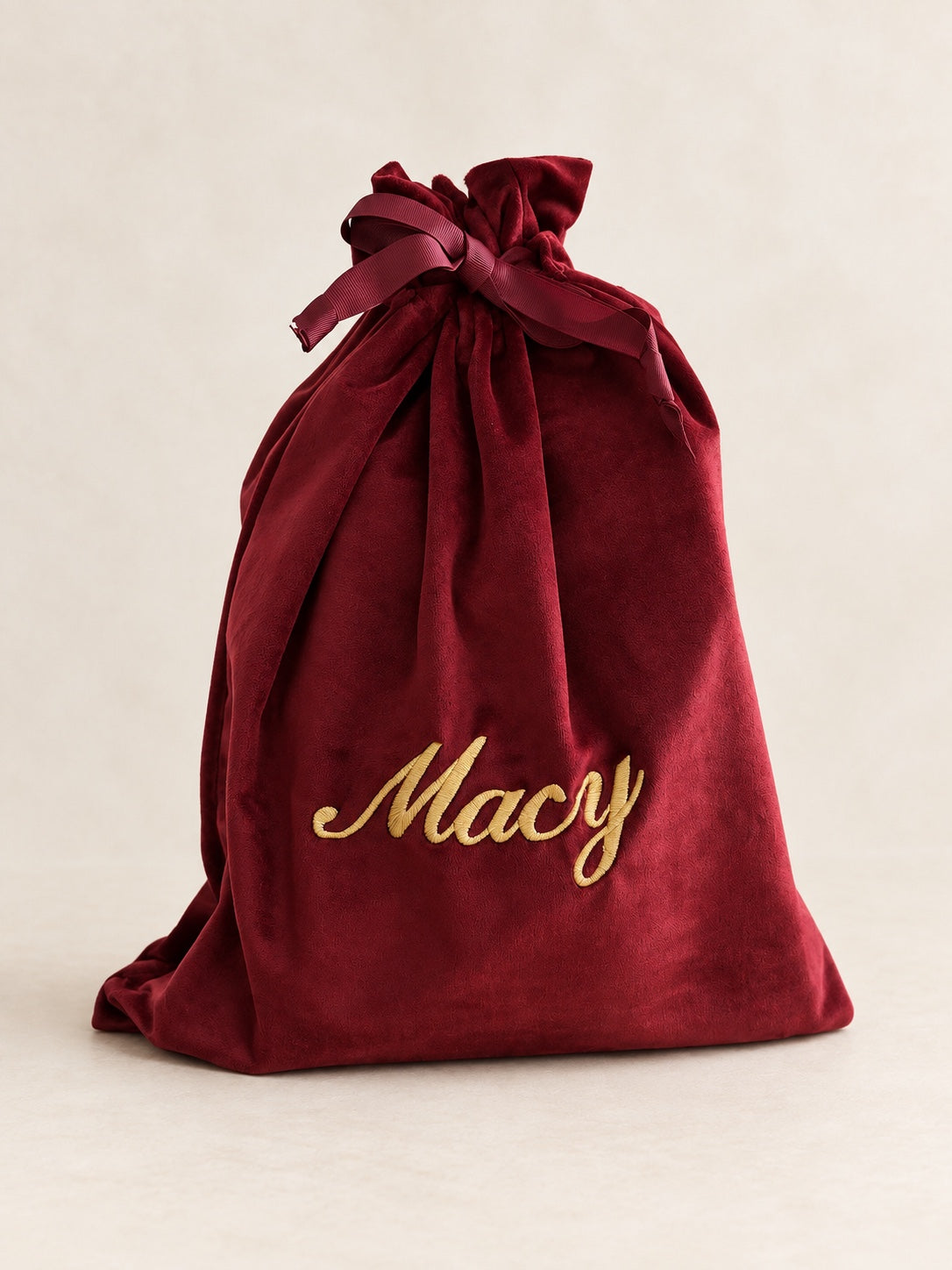 Bordeauxrode velvet cadeauzak met geborduurde naam Macy