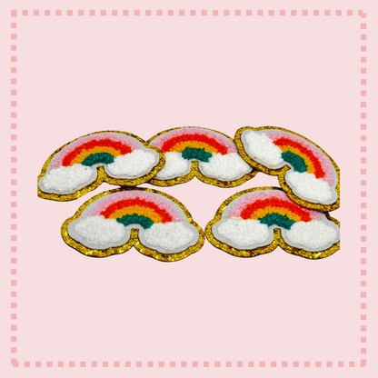 Prachtige gekleurde regenboog chenille patch met glitter gouden randje voor het verfraaien van kleding en accessoires. Voeg een speelse en stijlvolle touch toe aan je look met deze unieke DIY fashion embellishment.