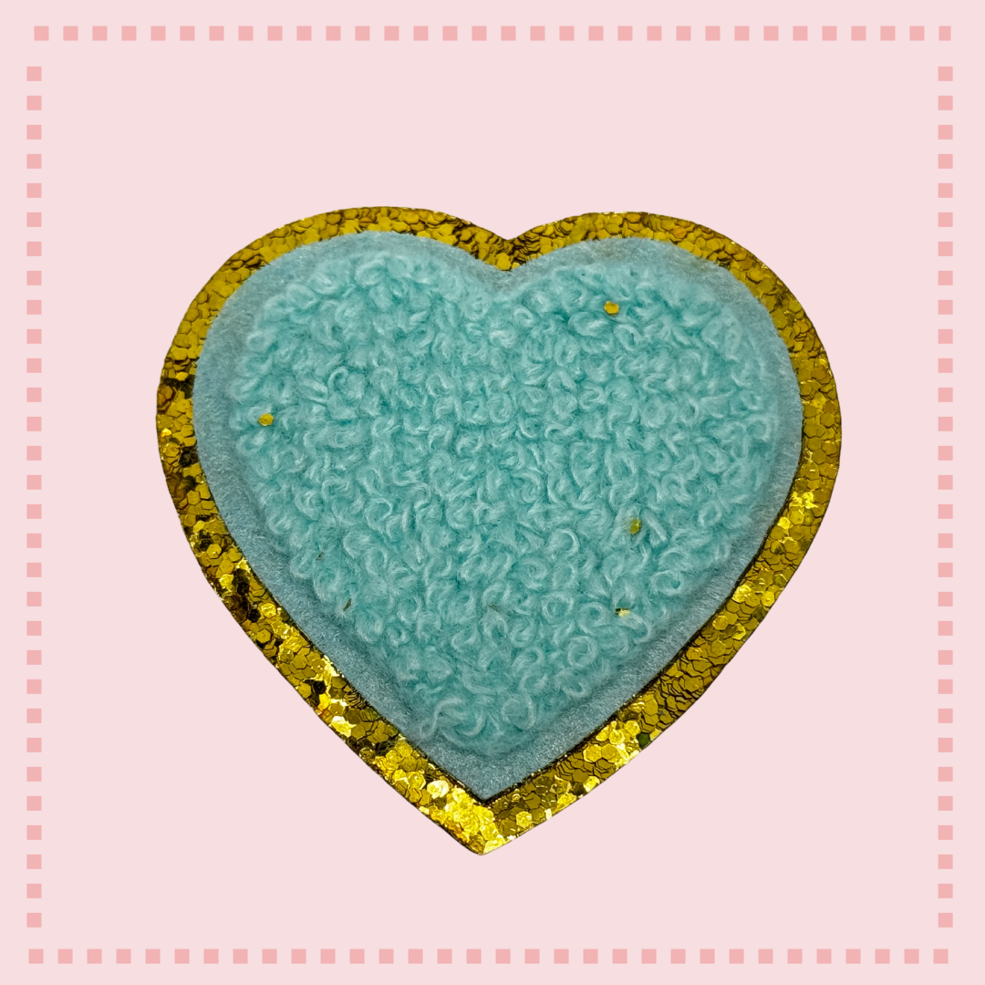 Prachtige gekleurde hart chenille patch met glitter gouden randje voor het verfraaien van kleding en accessoires. Voeg een speelse en stijlvolle touch toe aan je look met deze unieke DIY fashion embellishment.