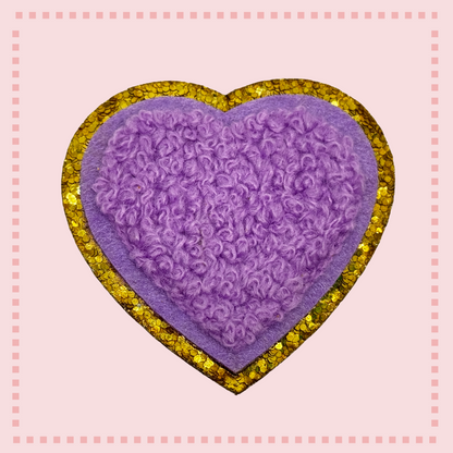 Prachtige gekleurde hart chenille patch met glitter gouden randje voor het verfraaien van kleding en accessoires. Voeg een speelse en stijlvolle touch toe aan je look met deze unieke DIY fashion embellishment.
