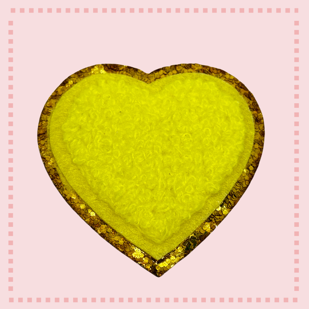 Prachtige gekleurde hart chenille patch met glitter gouden randje voor het verfraaien van kleding en accessoires. Voeg een speelse en stijlvolle touch toe aan je look met deze unieke DIY fashion embellishment.