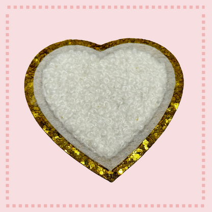 Prachtige gekleurde hart chenille patch met glitter gouden randje voor het verfraaien van kleding en accessoires. Voeg een speelse en stijlvolle touch toe aan je look met deze unieke DIY fashion embellishment.
