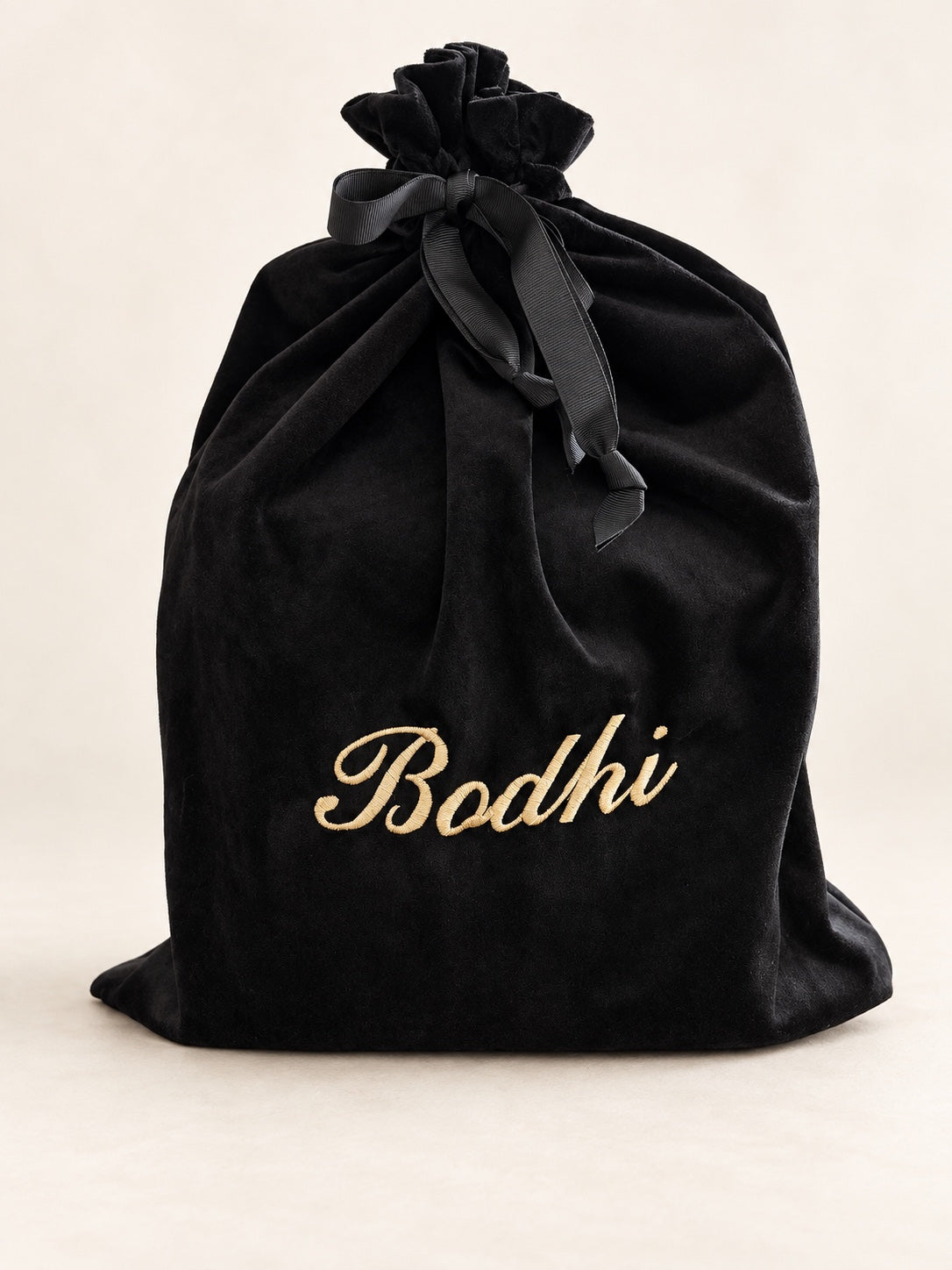 Zwarte fluwelen cadeauzak met gouden borduring van de naam Bodhi