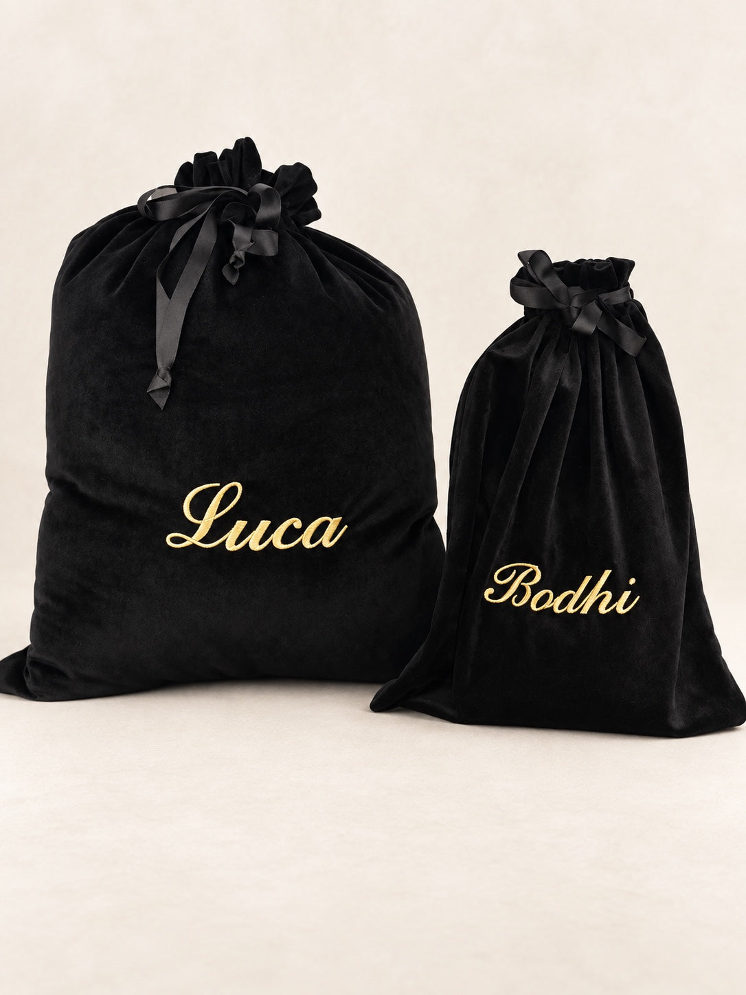 Zwarte fluwelen cadeauzak met gouden borduring van de naam Bodhi